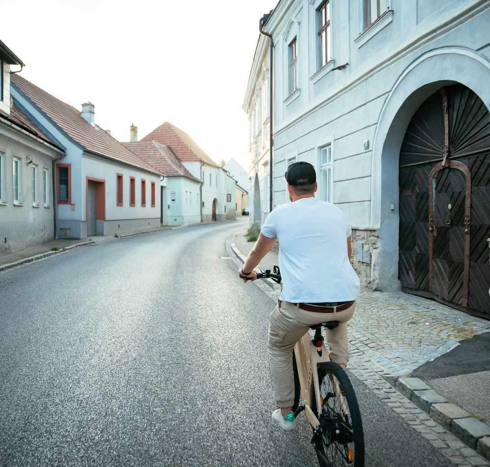 Die sanften Hügel des Waldviertels laden zu einer erfrischenden Radtour ein. Während die warmen Sonnenstrahlen die Landschaft erhellen, gleitet der Radfahrer entspannt durch die malerischen Gassen, umgeben von charmanten Häusern und der Ruhe der Natur.