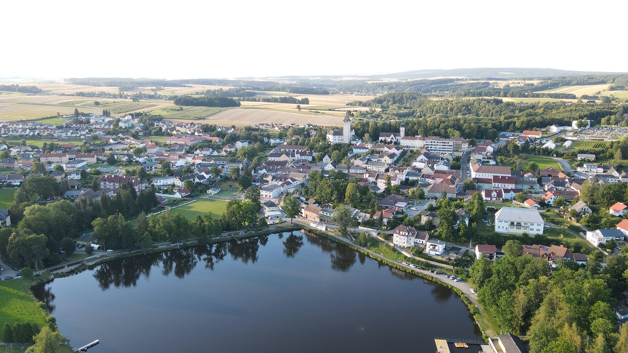 Pohled na městské jezero a obec