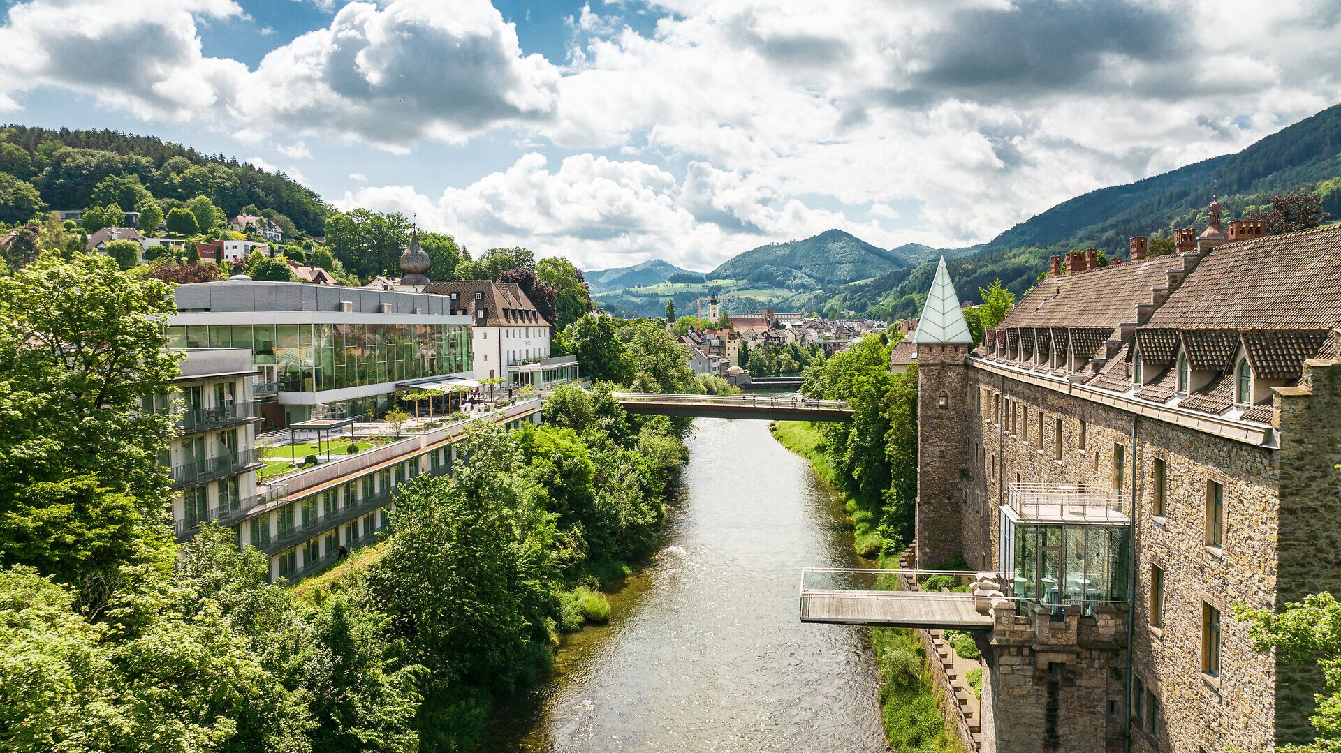 Zámek Rothschild a hotel "Schloss an der Eisenstraße" obklopené bujnou zelení a kopci vyzařují majestátní klid. Řeka se malebně klikatí krajinou a vybízí k relaxačním procházkám. Historie a příroda se zde snoubí v nezapomenutelný zážitek.