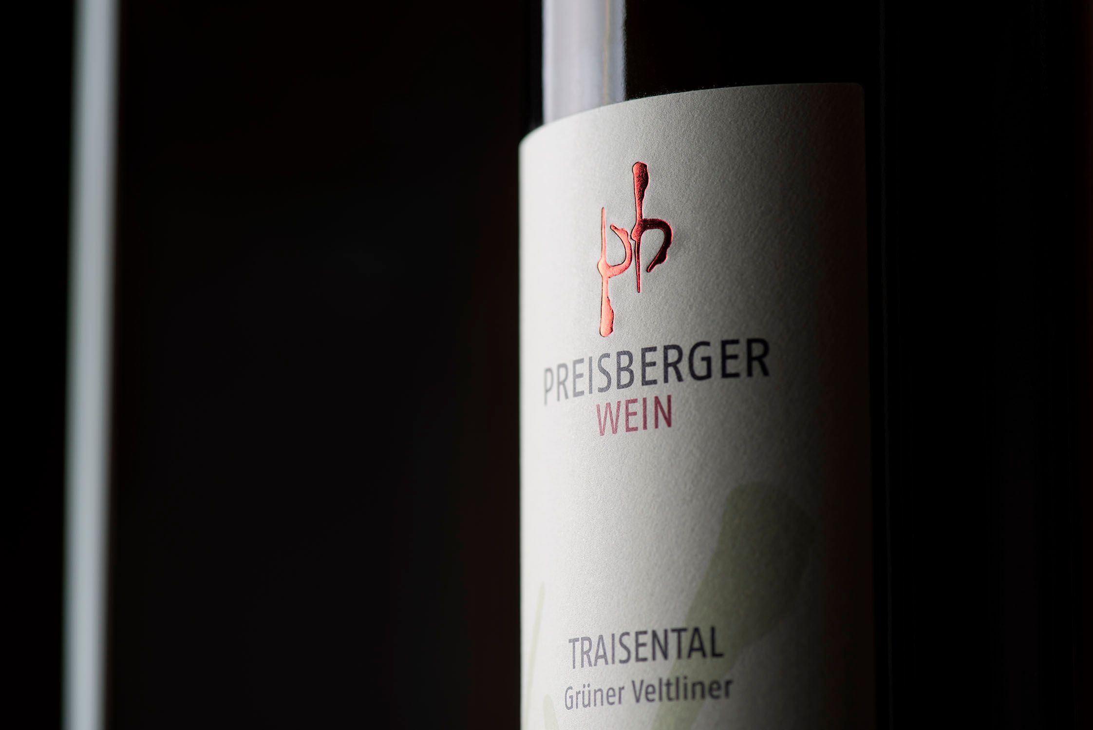 Detail etikety na láhvi vína s nápisem "Preisberger Wein, Traisental, veltlínské zelené".