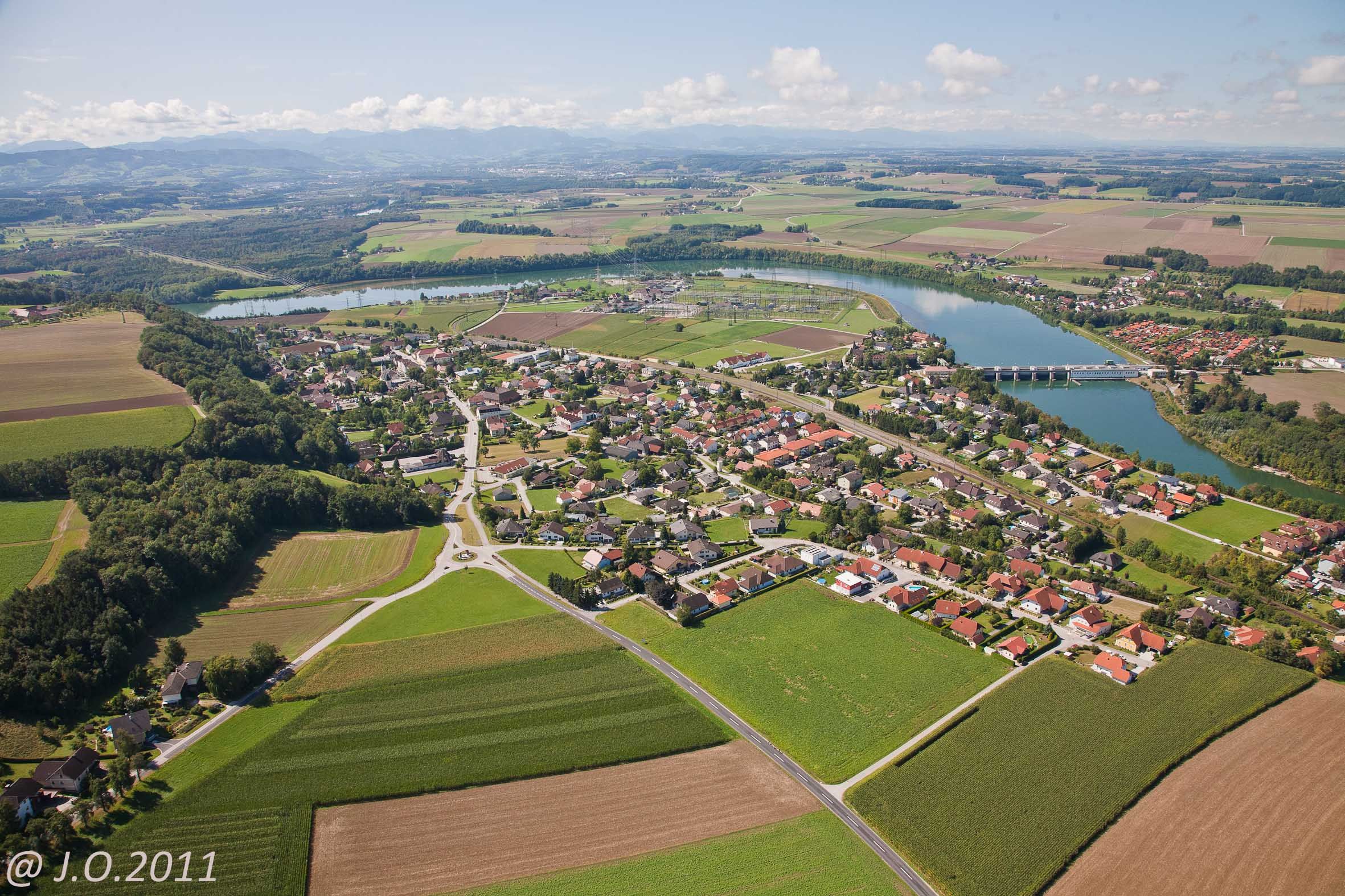 Letecký pohled na Ernsthofen s řekou a mostem.