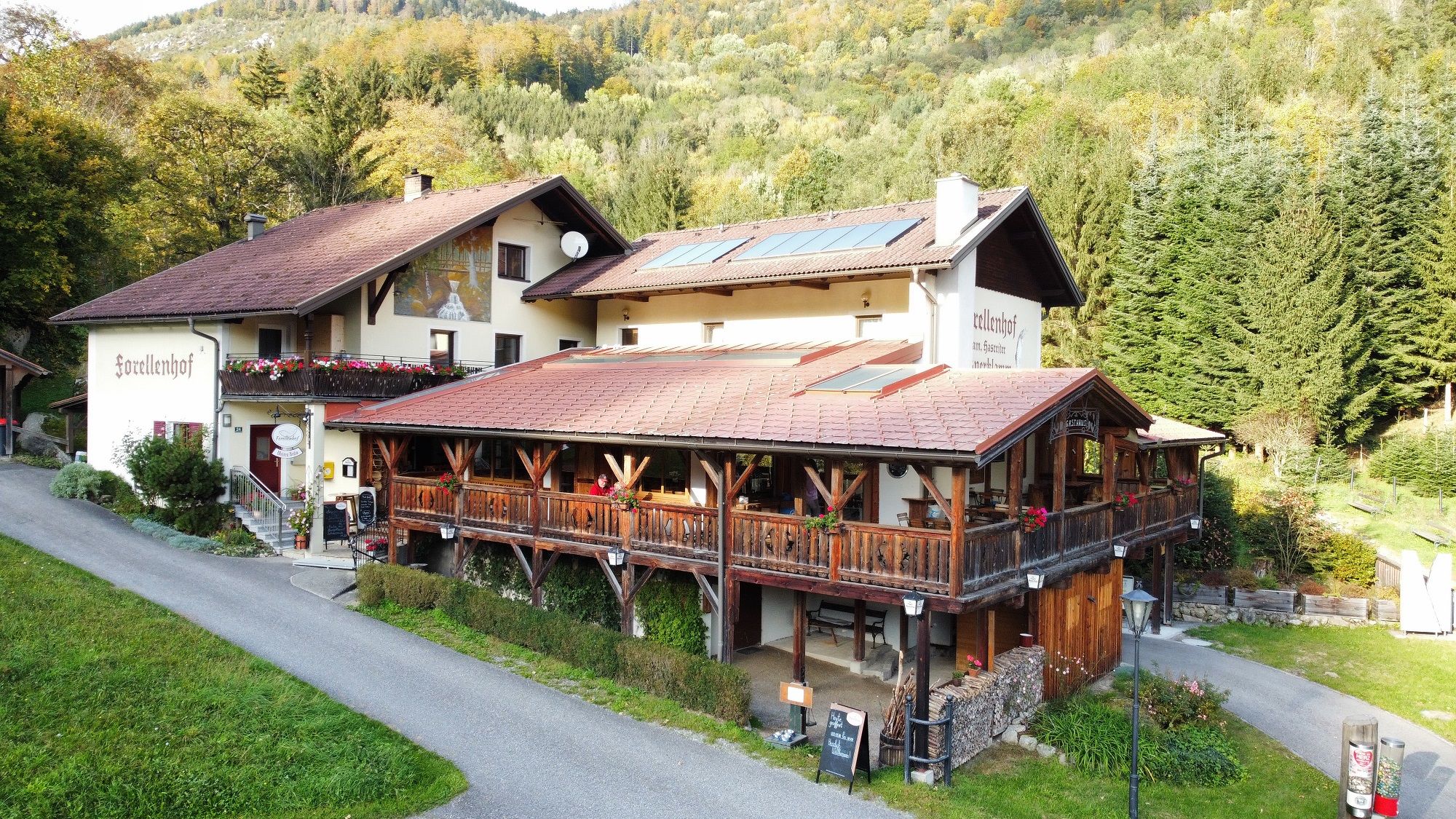 Letecký pohled na Forellenhof v zalesněném prostředí.