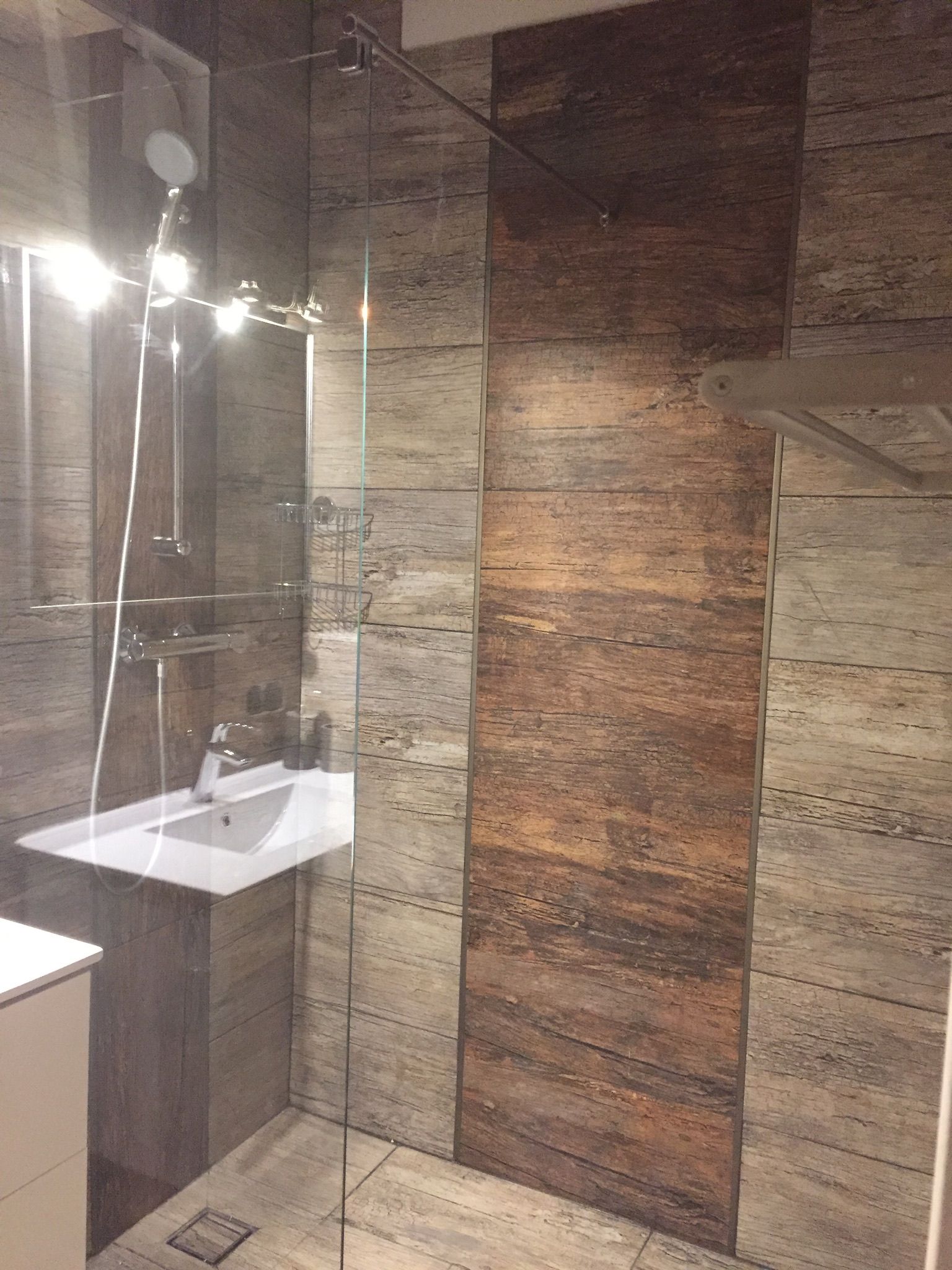 Hippo Campus, koupelna