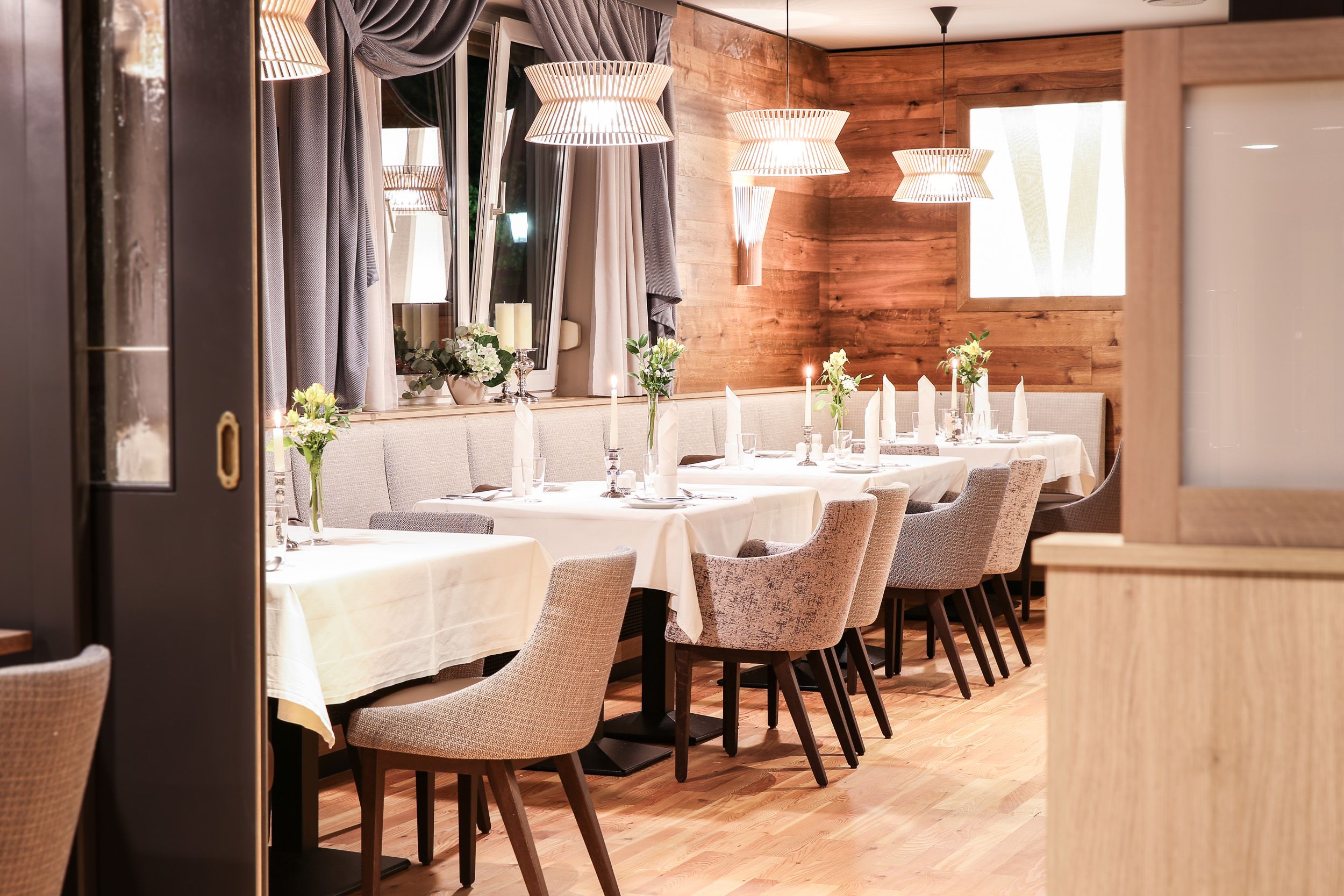 Restaurace se stoly a židlemi 