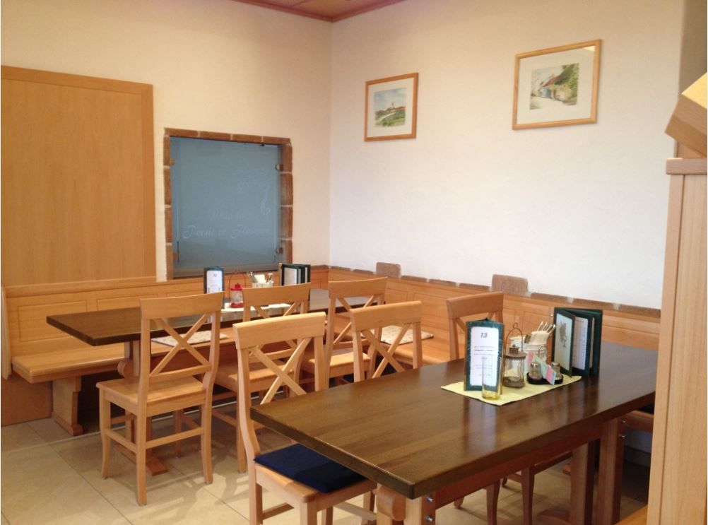 Interiér Dřevěné stoly heuriger s křesly