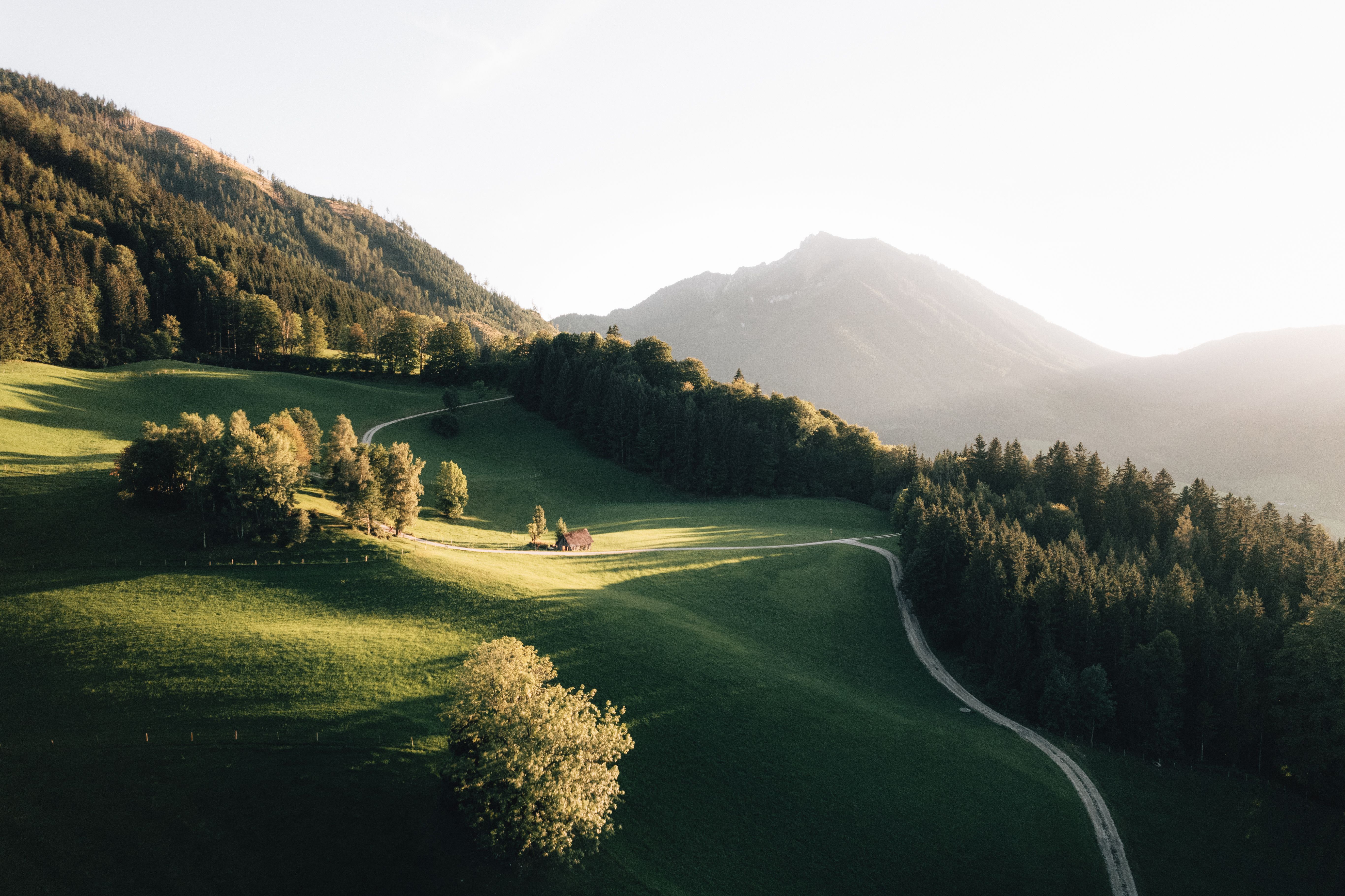 In der sanften Abenddämmerung wandern zwei Abenteurer über die blühenden Wiesen, umgeben von majestätischen Bergen. Die frische Luft und die atemberaubende Aussicht laden dazu ein, die Schönheit der Natur in vollen Zügen zu genießen.