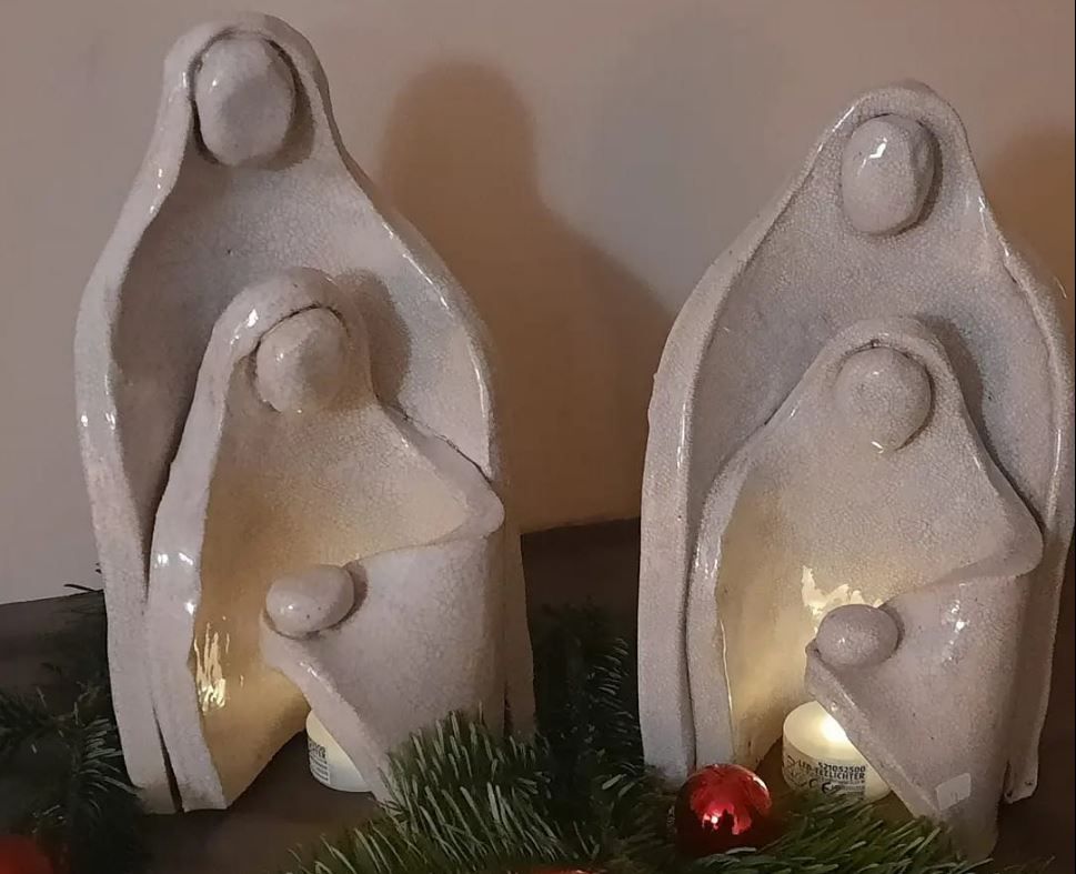 Ručně vyrobení keramičtí andělé jako dekorativní figurky.