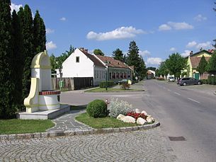 Ulice v Mitterndorfu an der Fischa s domy a památníkem.