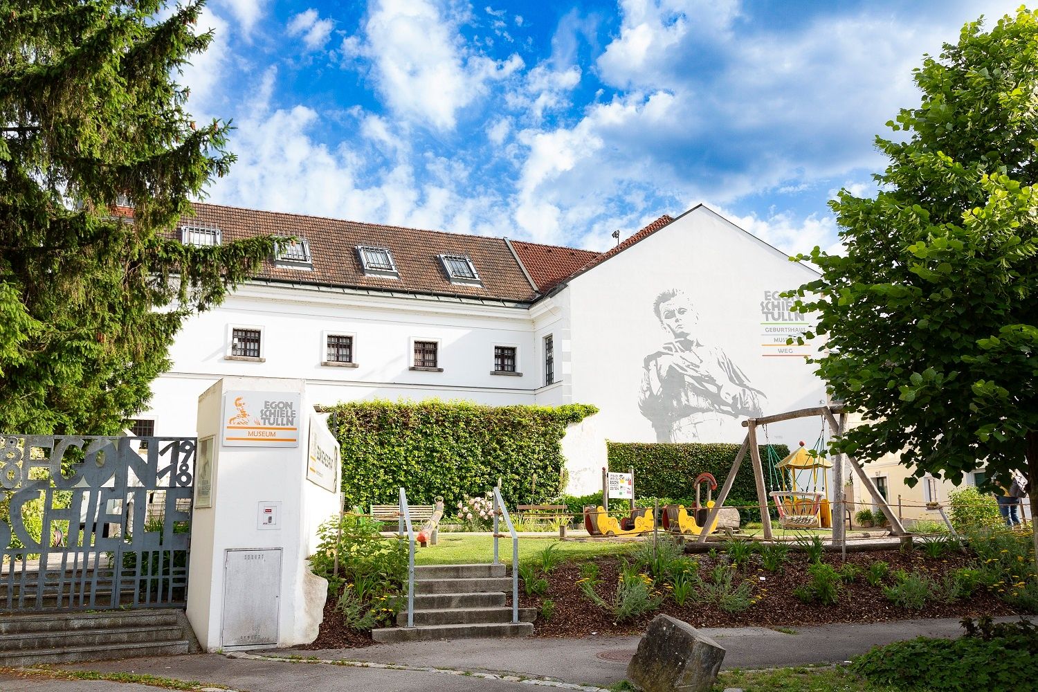 Muzeum Egona Schieleho s dětským hřištěm a nástěnnými malbami.