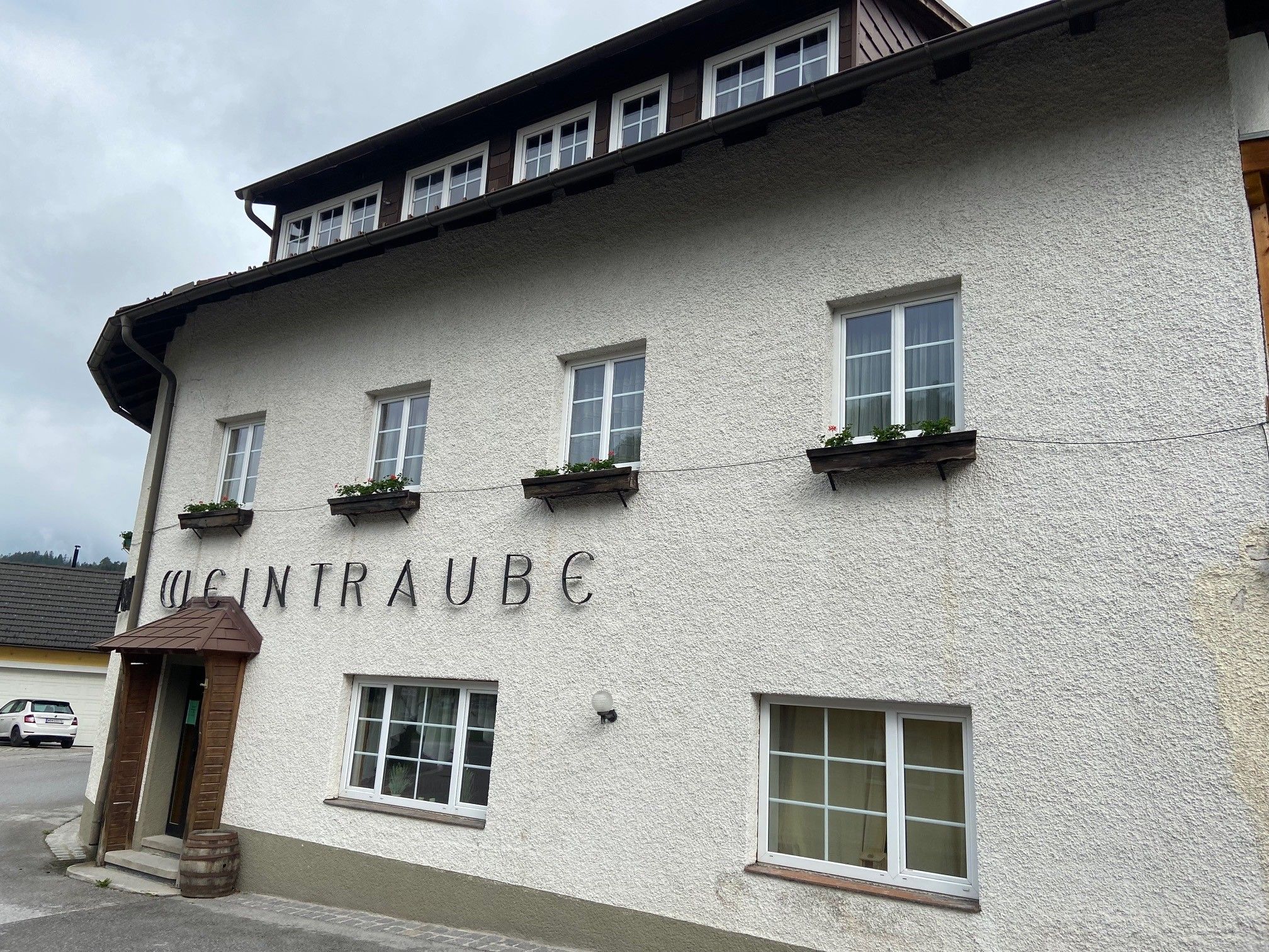Fasáda budovy s nápisem "Weintraube".
