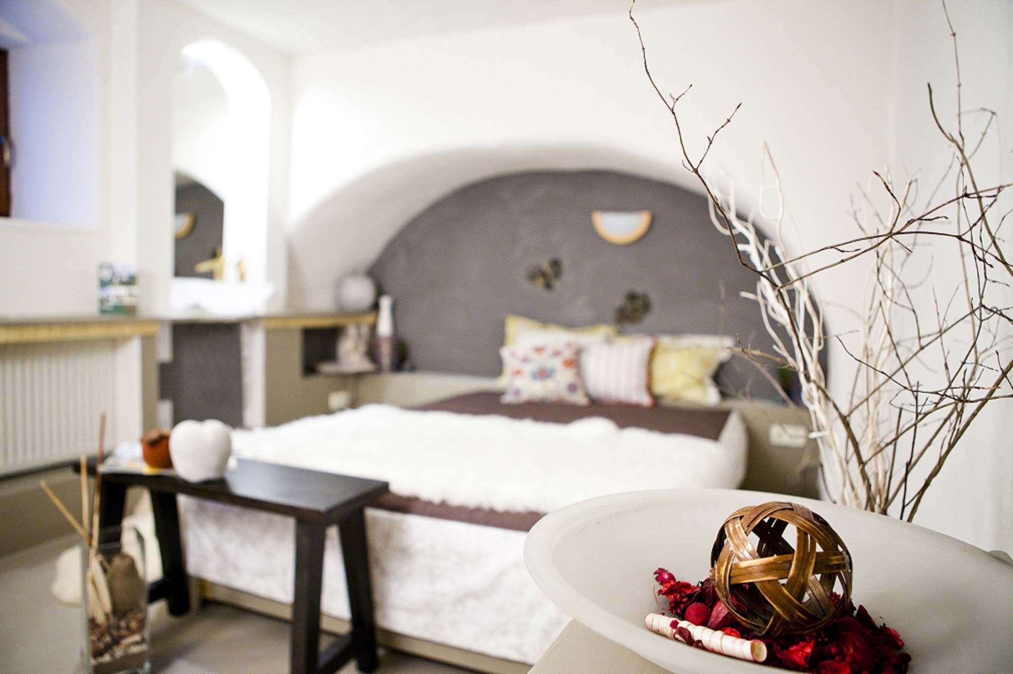 Útulná ložnice s dekorací a postelí.