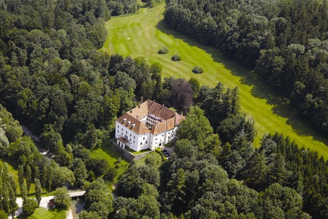 Letecký pohled na hrad Ernegg obklopený lesy a loukami.