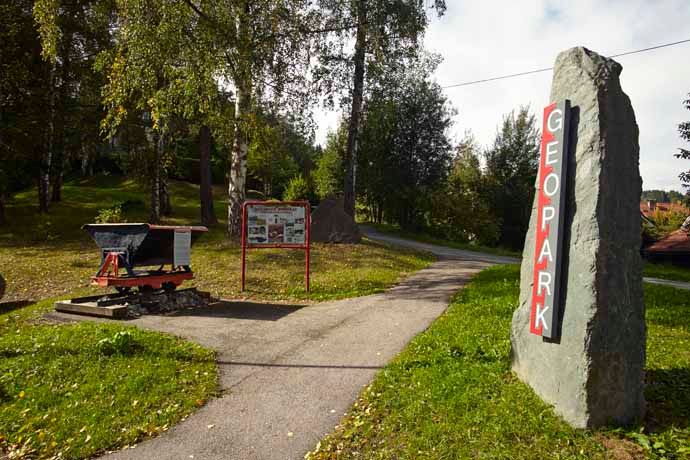 Vstup do geoparku Aspang s rozcestníkem a informační tabulí.