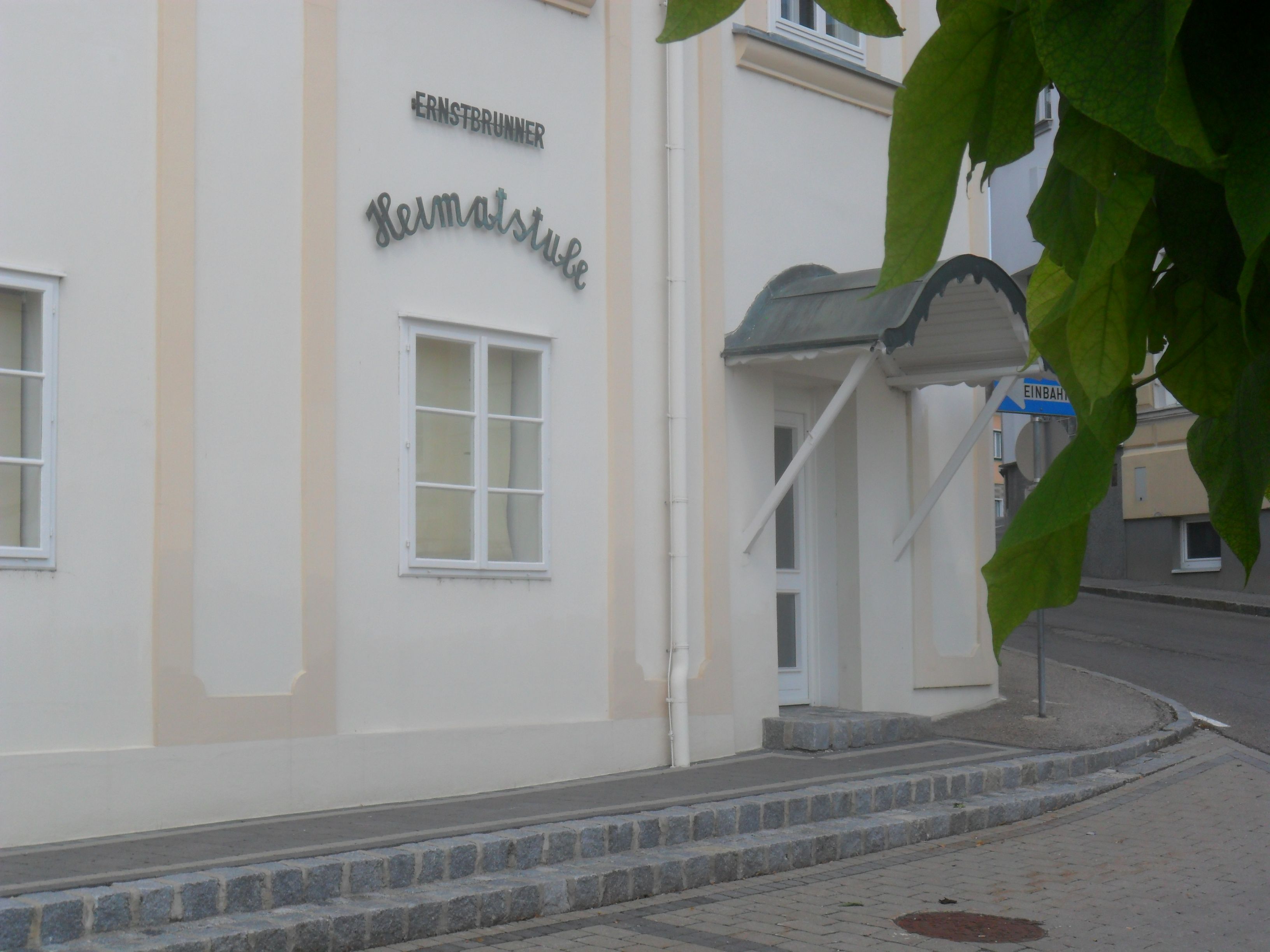 Vchod do Ernstbrunnského historického salonu se stříškou a uliční cedulí.