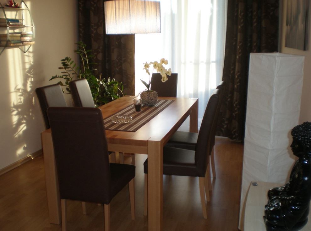 Stůl se židlemi v obývacím pokoji