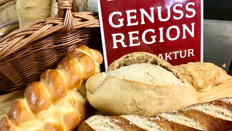 Různé druhy chleba před nápisem "Genuss Region".