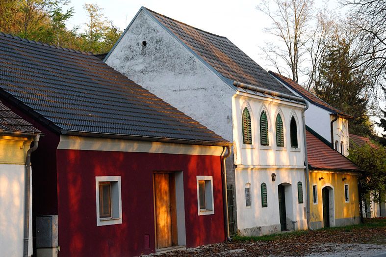 Tradiční vinné sklepy v sklepních uličkách Absberg s barevnými fasádami a zelenými okenicemi.