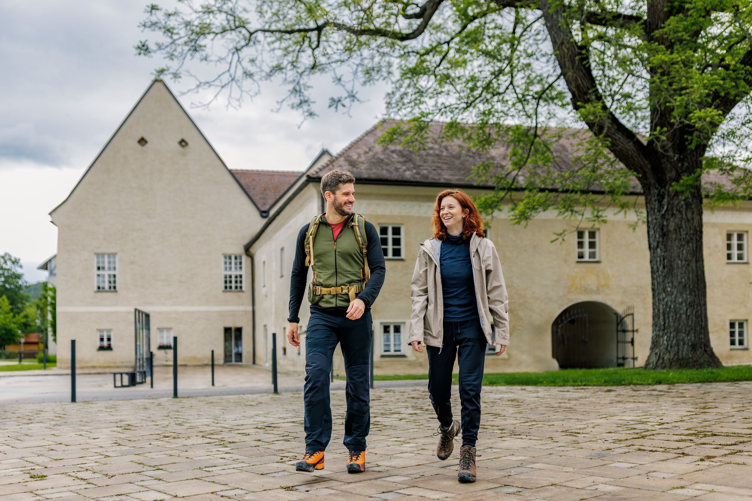 Dva turisté před historickým zámkem Katzelsdorf