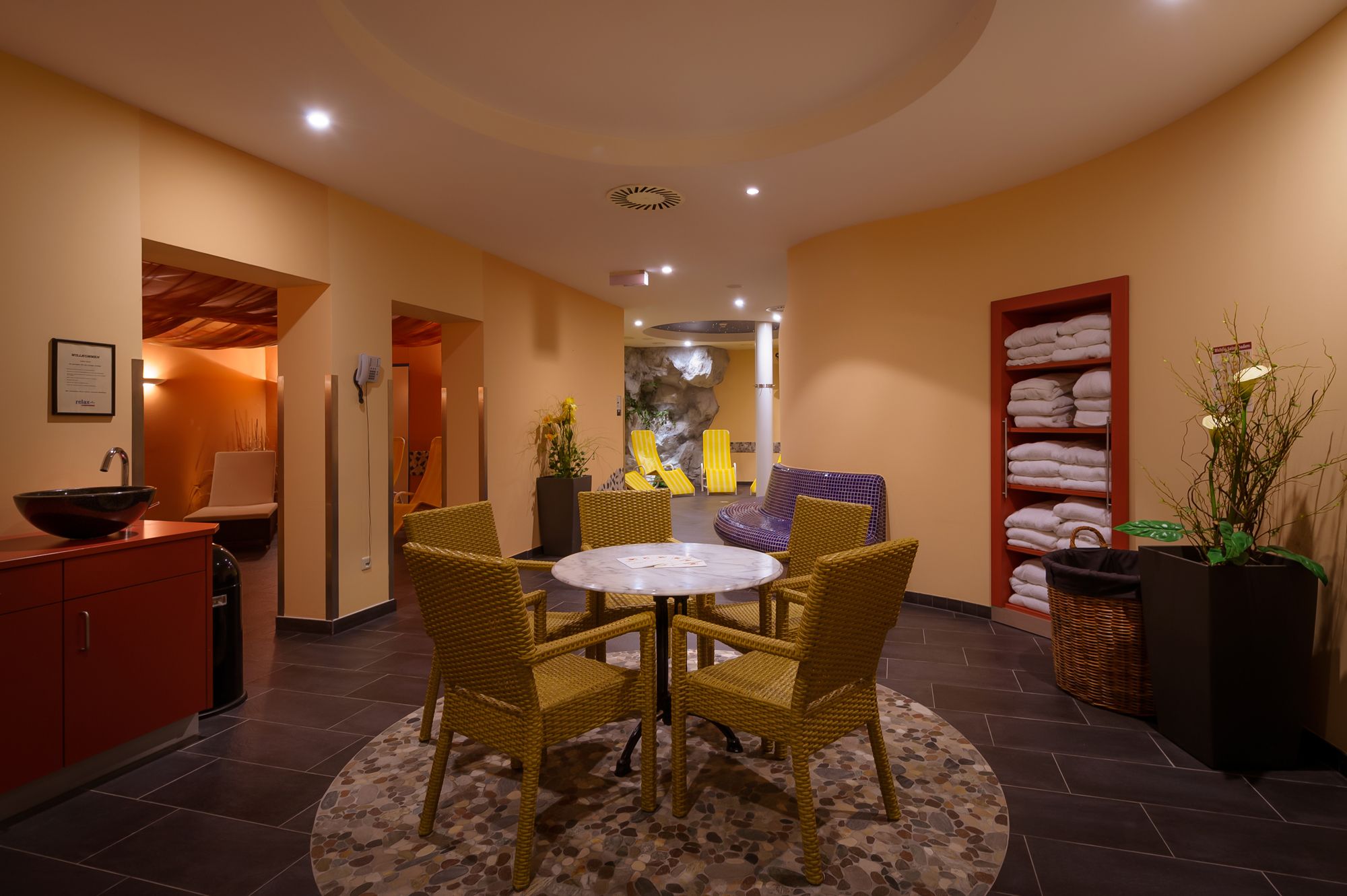 Wellness zóna hotelu se stolem, židlemi a lehátky.