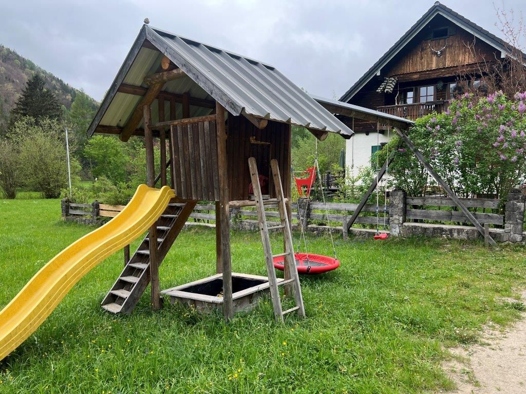 Hanniho barevná stodola Dětské hřiště před domem