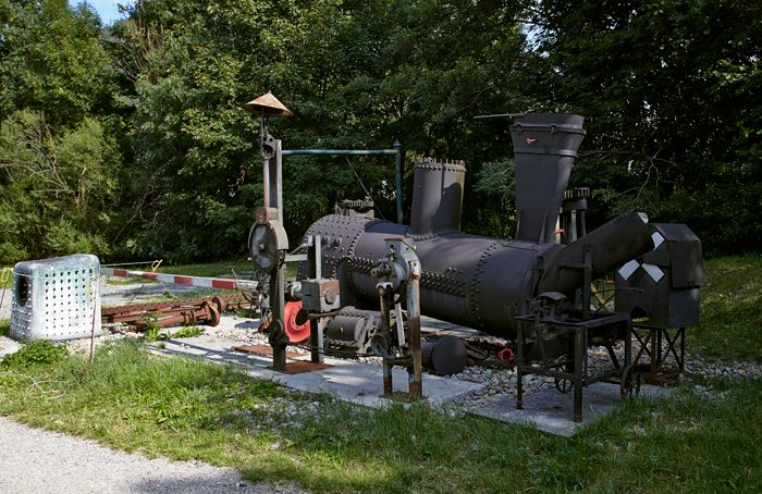 Venkovní výstava starých částí ozubnicové železnice.