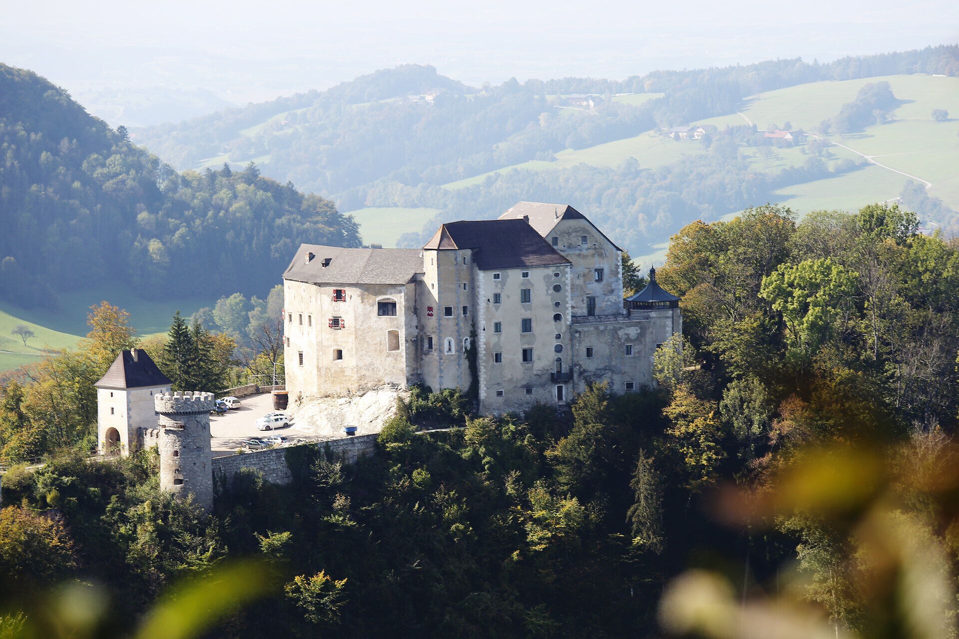 Majestátní hrad Plankenstein se malebně tyčí nad mírně zvlněnými kopci a nabízí úchvatný výhled na okolní lesy a louky. Zde, kde se setkává historie s přírodou, zve okolí k nezapomenutelným výletům, při kterých se rozbuší srdce každého milovníka přírody.