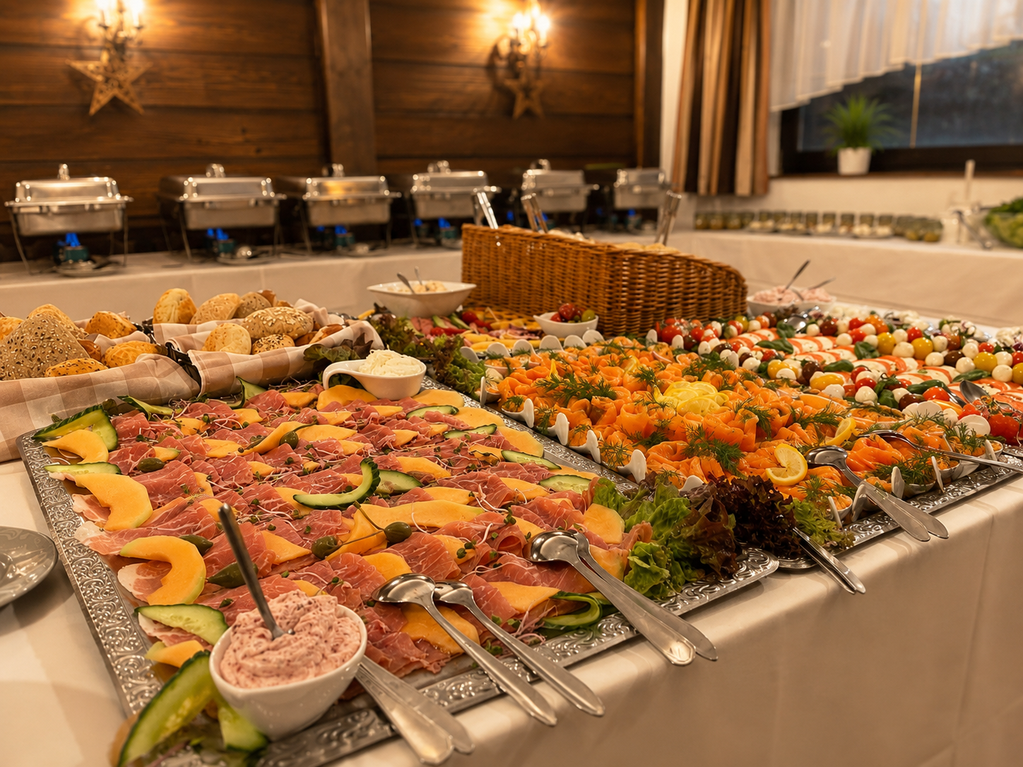 Bohatý bufet s rozmanitými pokrmy v restauraci.
