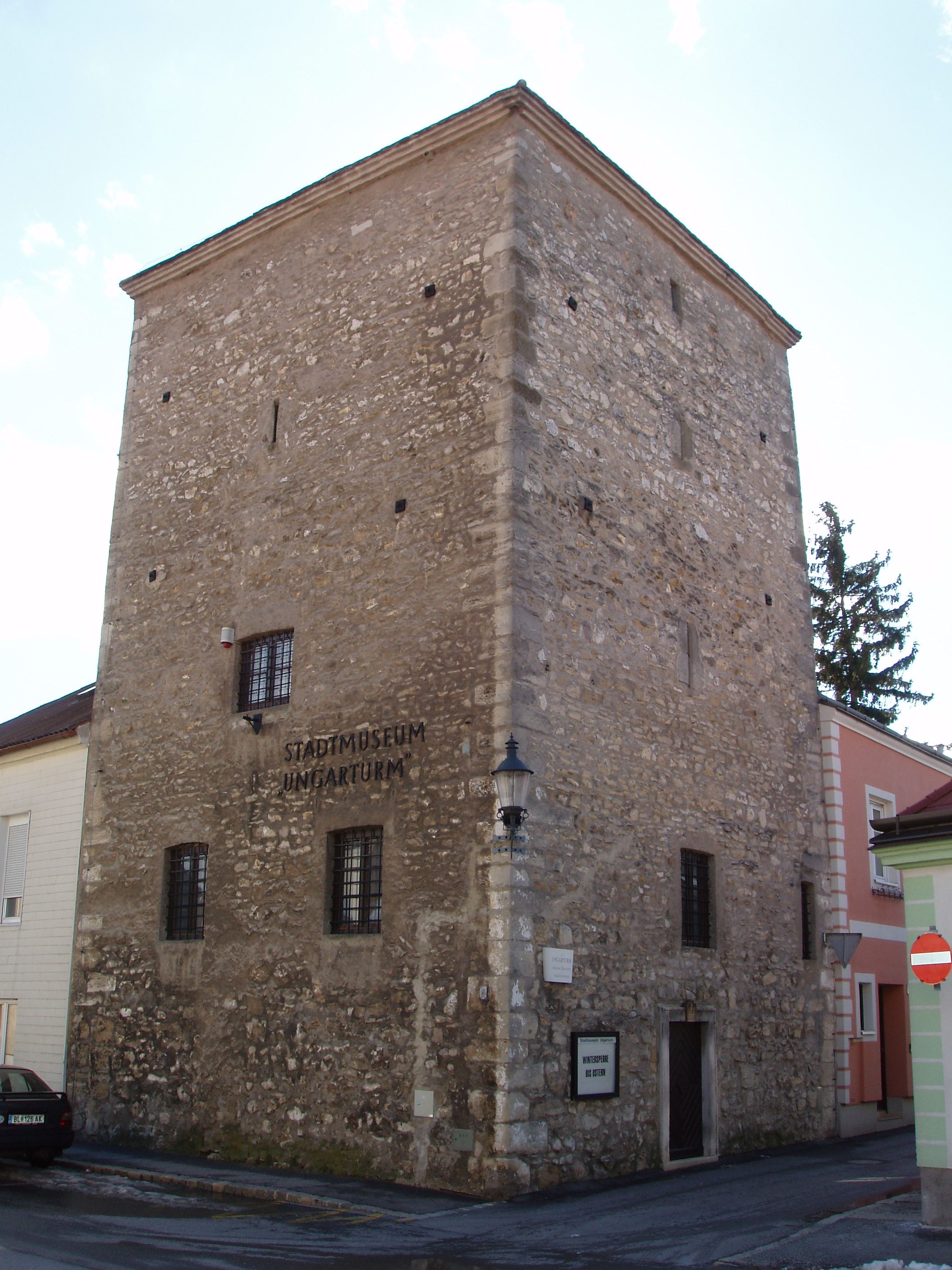V historické kamenné budově s malými okny Ungarturm v Brucku an der Leitha sídlí městské muzeum.