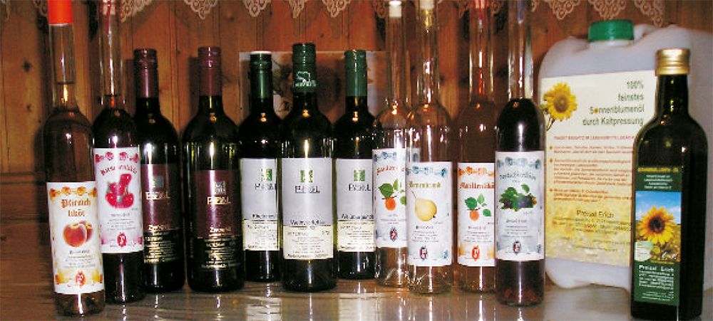 Různé láhve vína a likérů na stole.