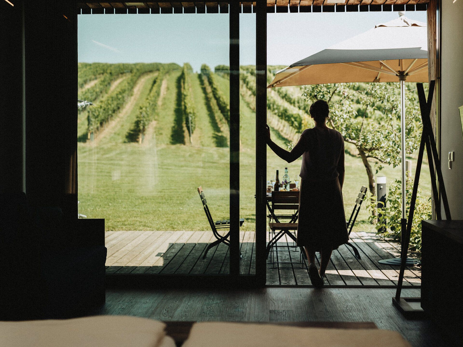 Ein sanfter Wind weht durch die Weinreben, während die Sonne golden über die Hügel strahlt. Die ruhige Atmosphäre lädt dazu ein, die Schönheit der Natur zu genießen und sich bei einem Glas Wein zu entspannen. Hier, wo die Trauben reifen, wird der Herbst zu einem Fest der Sinne.