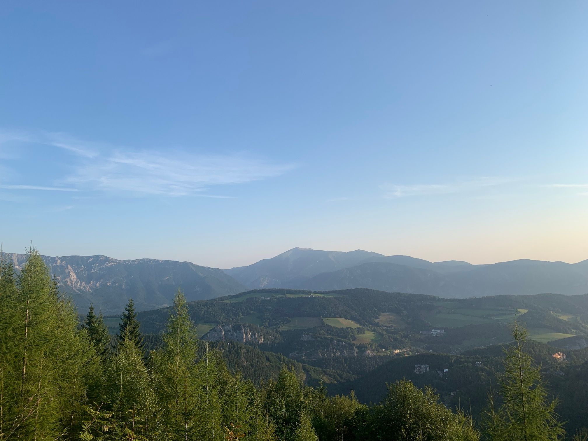 Pohled na Rax a Schnneeberg během túry