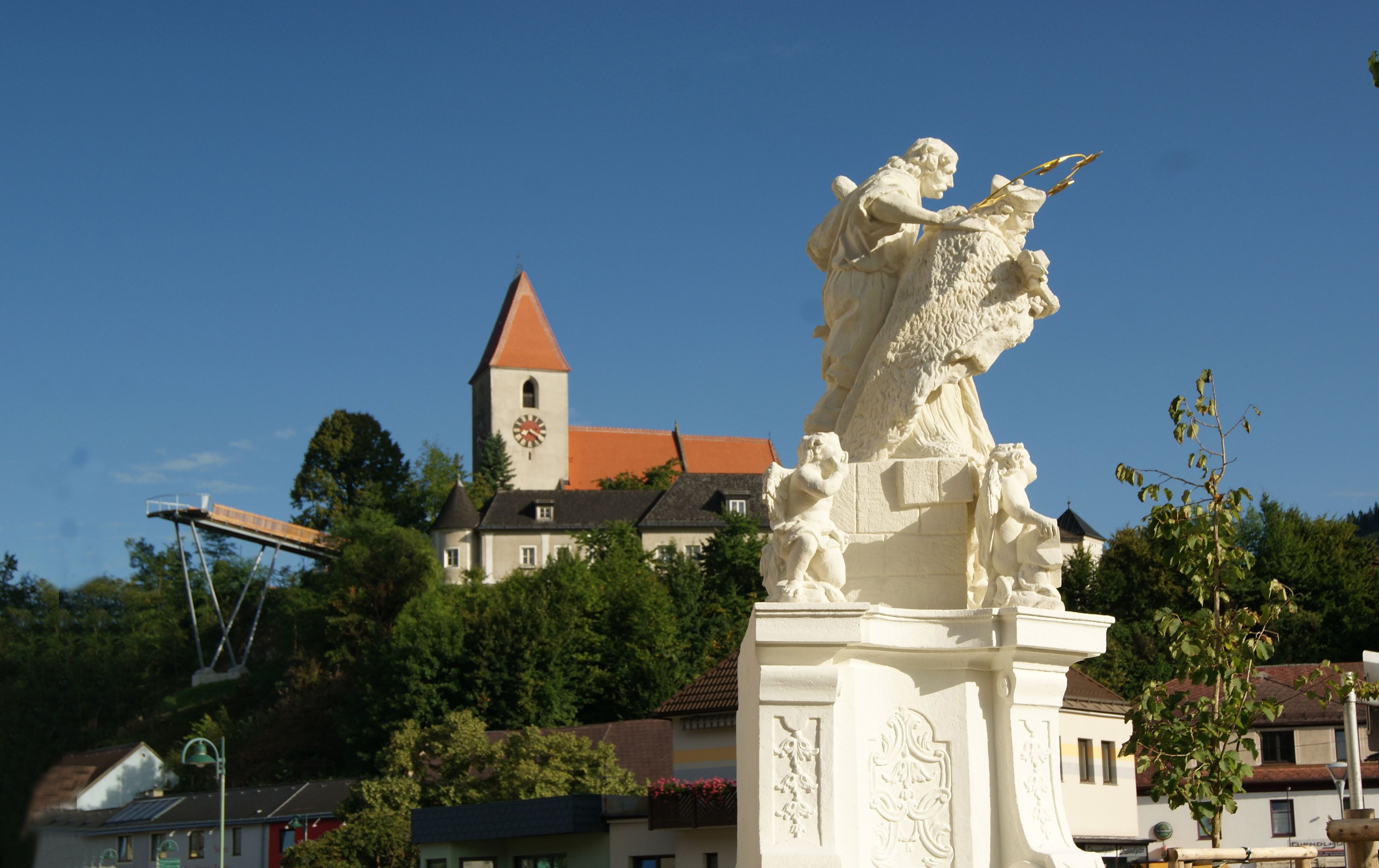 Socha před kostelem v Kirchbergu an der Pielach.