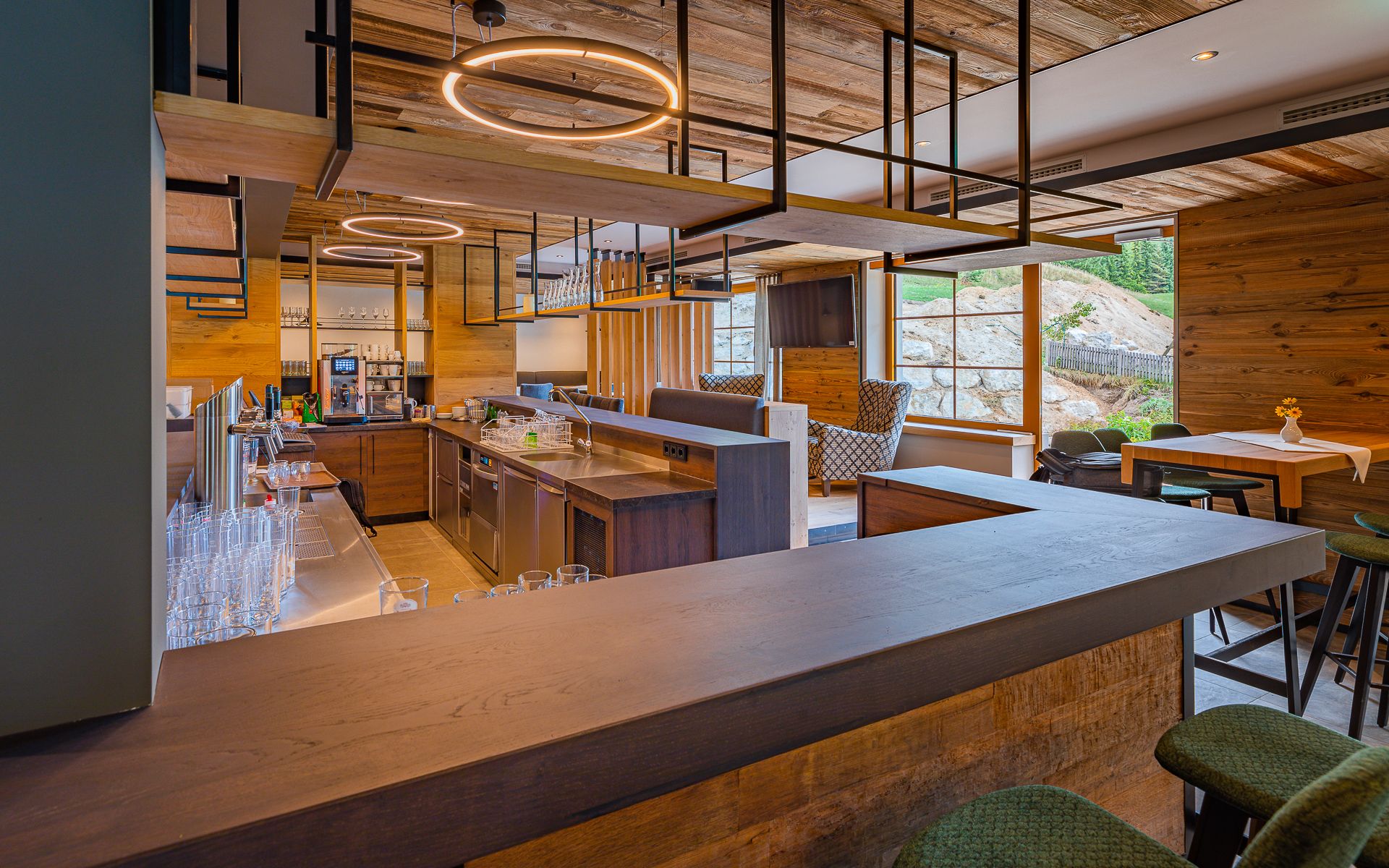 Moderní restaurace s dřevěným dekorem a barem.