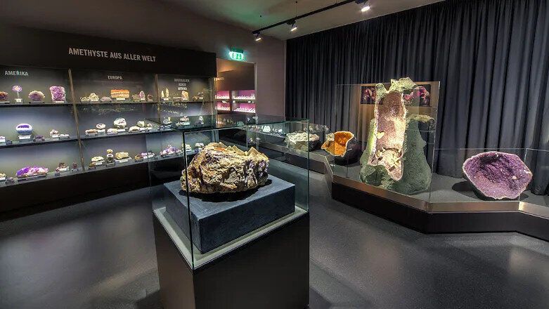 Ve fascinující místnosti plné třpytivých ametystů se krása přírody odhaluje ve své nejčistší podobě. Třpytivé krystaly září v různých odstínech fialové a zvou návštěvníky k objevování zázraků světa minerálů. Místo klidu a inspirace, které okouzluje smysly.