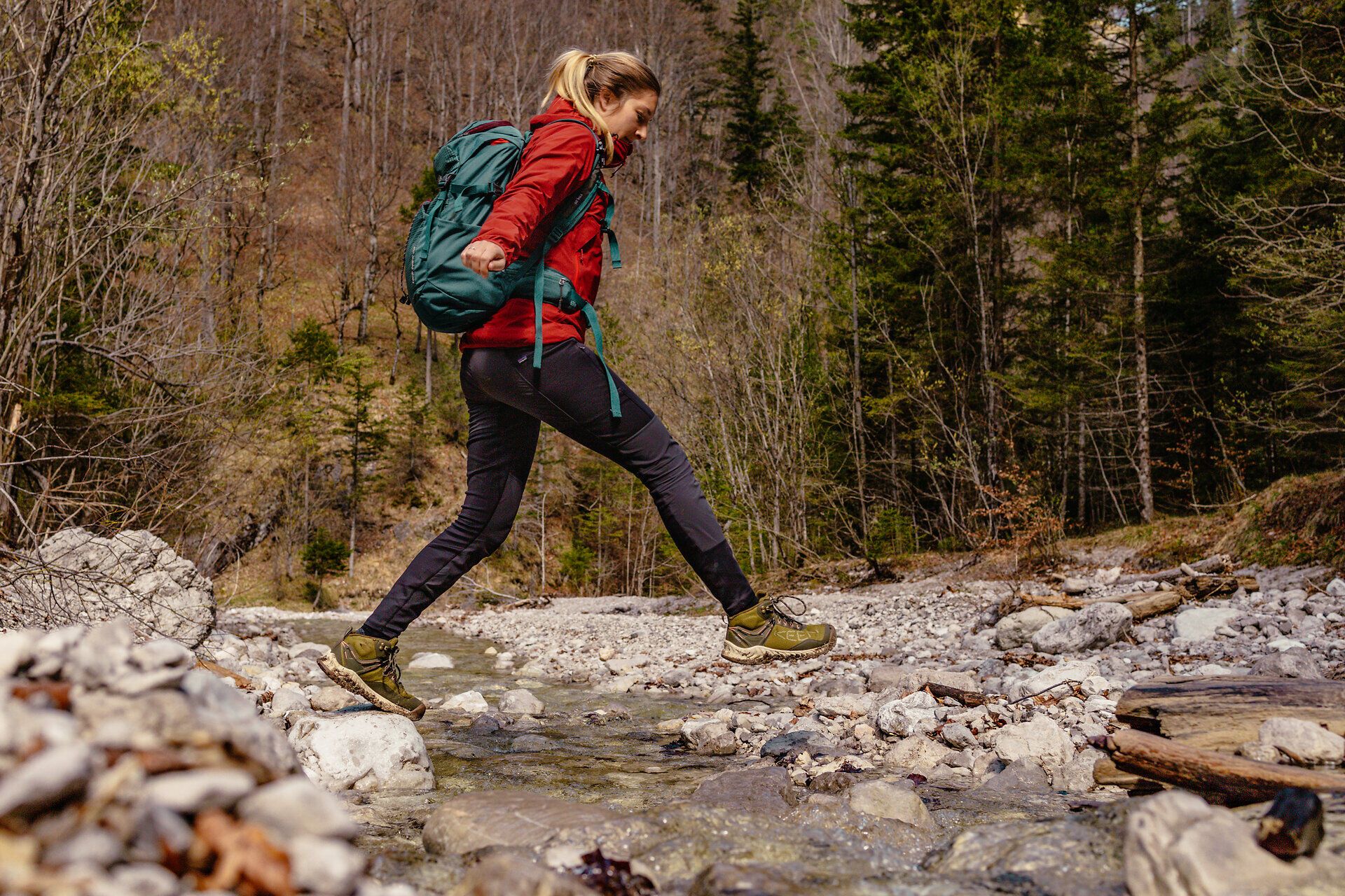 Ein Wanderer springt mit Leichtigkeit über einen glitzernden Bach, umgeben von der majestätischen Kulisse der Ybbstaler Alpen. Die frische Luft und das sanfte Rauschen des Wassers laden dazu ein, die unberührte Natur in vollen Zügen zu genießen. Hier, im Wildnisgebiet Dürrenstein, wird jeder Schritt zu einem unvergesslichen Erlebnis.