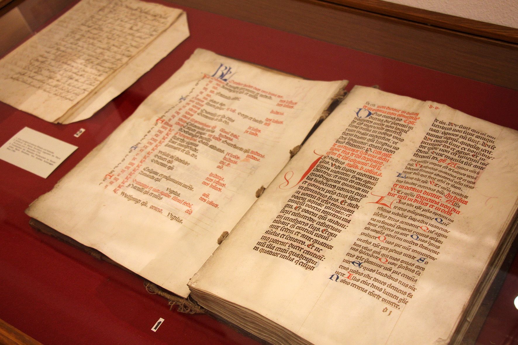 Staré rukopisy ve vitríně v Okresním muzeu Stockerau.