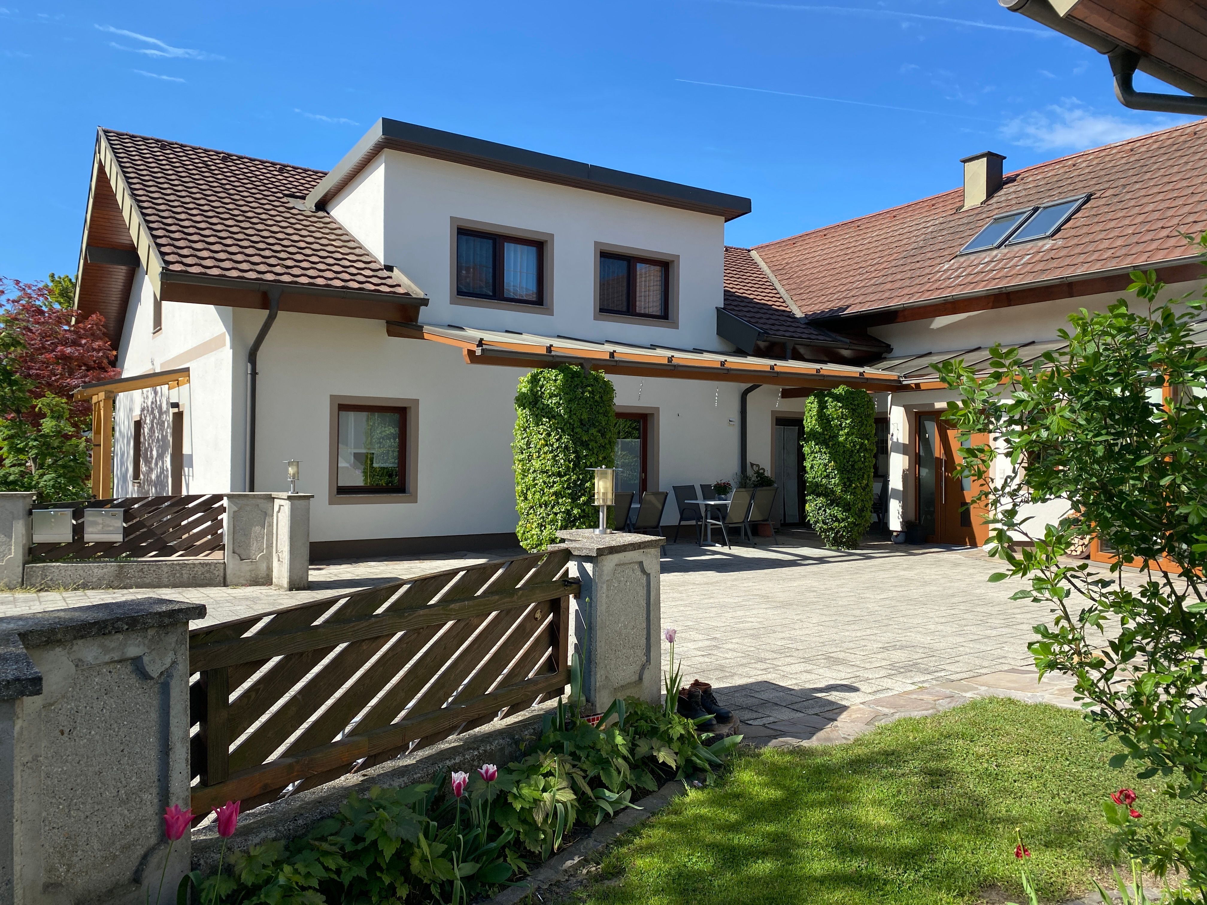 Terasa pro hosty ve dvoře penzionu a apartmánů Leeb
