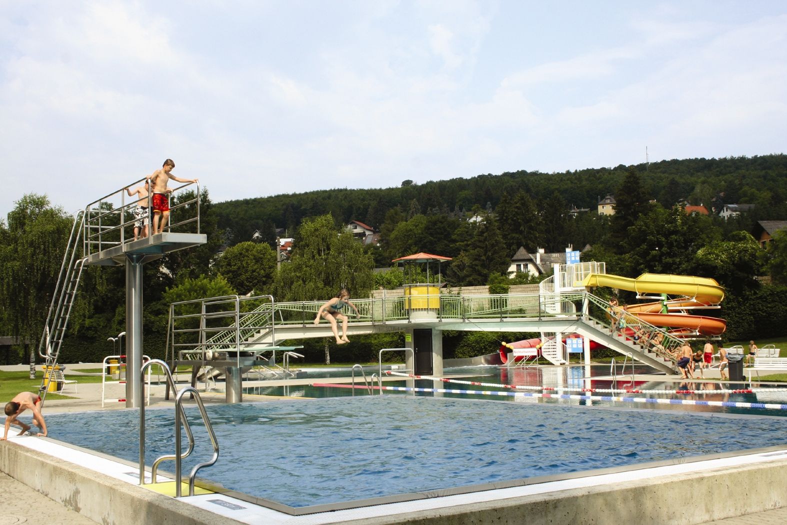 Wienerwaldbad v Purkersdorfu s bazénem, skokanskou věží a skluzavkami.