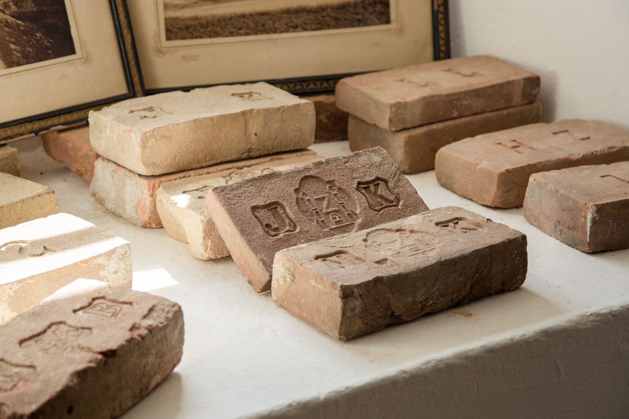 Historické cihly s reliéfem v městském muzeu v Zistersdorfu.