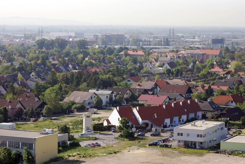 Letecký pohled na Wiener Neudorf s obytnými a průmyslovými budovami v pozadí.