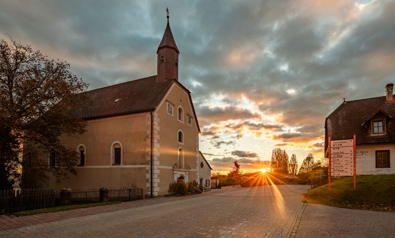Poutní kostel sv. Koruny na Wechselu při západu slunce.
