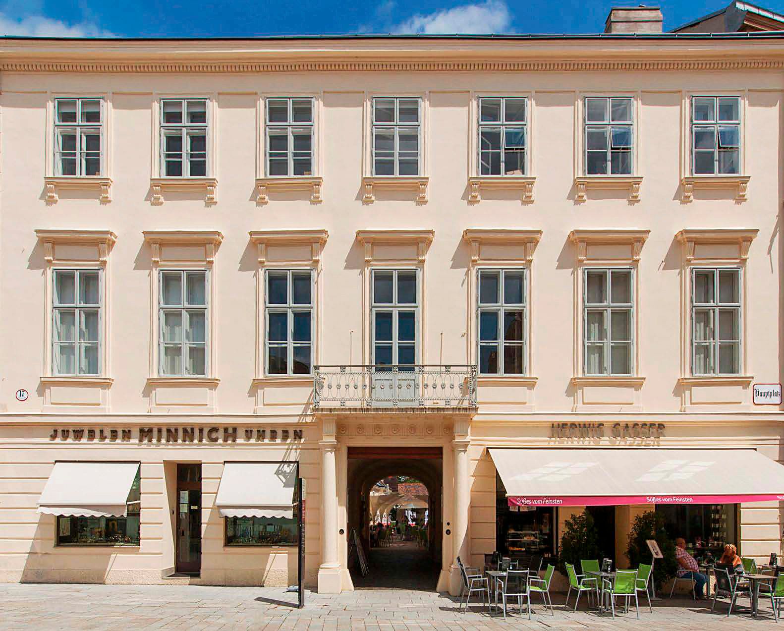 Historická budova s obchody a kavárnou v Badenu.