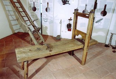 Historické mučicí nástroje vystavené v muzeu.