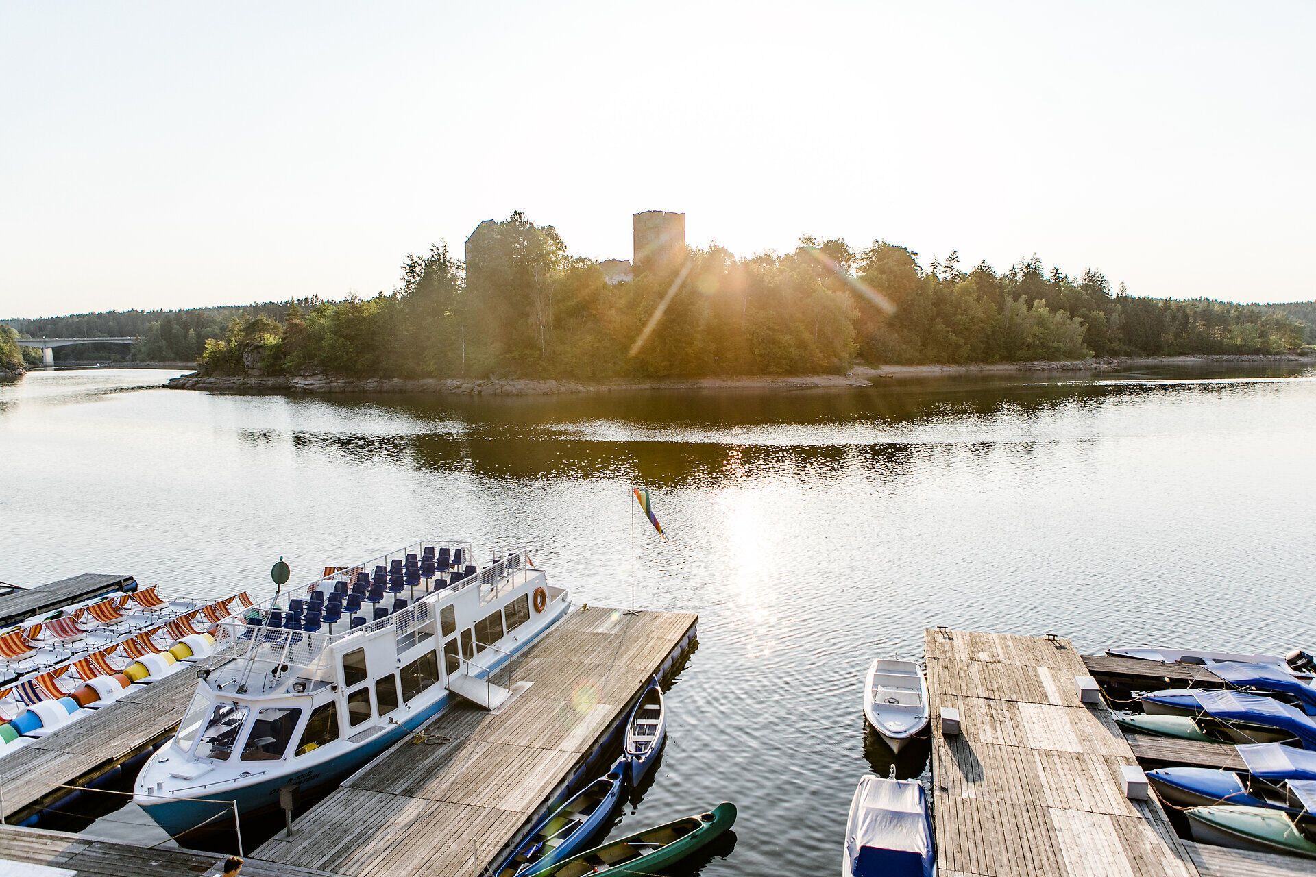 Přehrada Ottenstein se leskne v teplém letním slunci, zatímco jemné vlny obmývají břeh. Tato idylická krajina, obklopená bujnou zelení a majestátními stromy, láká k výletům na lodi a k odpočinku u vody.