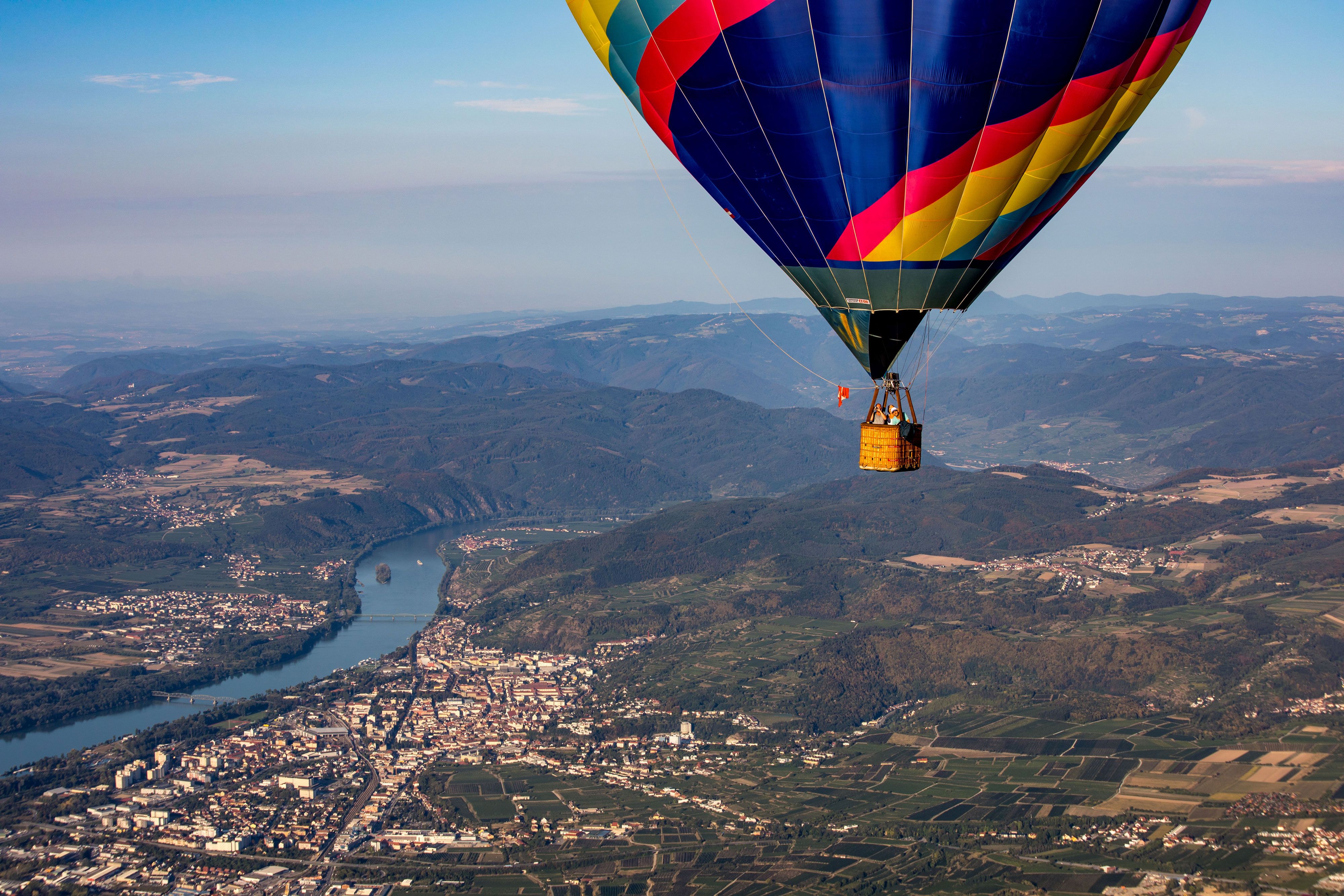 Let horkovzdušným balónem nad Wachau s výhledem na Dunaj a okolní krajinu.