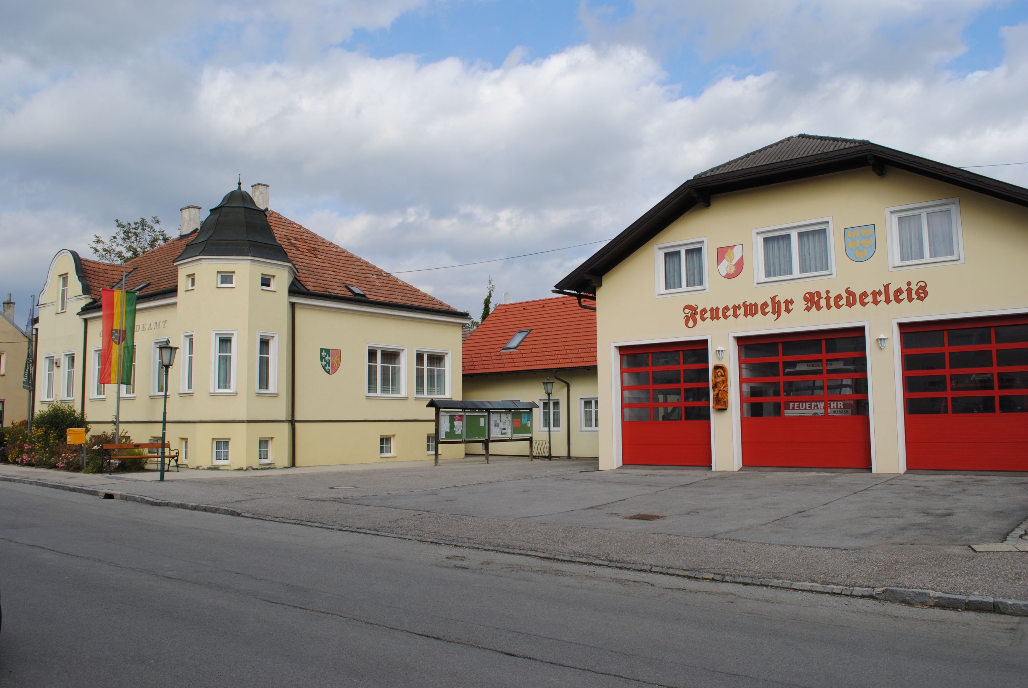 Obecní úřad a hasičská stanice v rakouském Niederleisu.