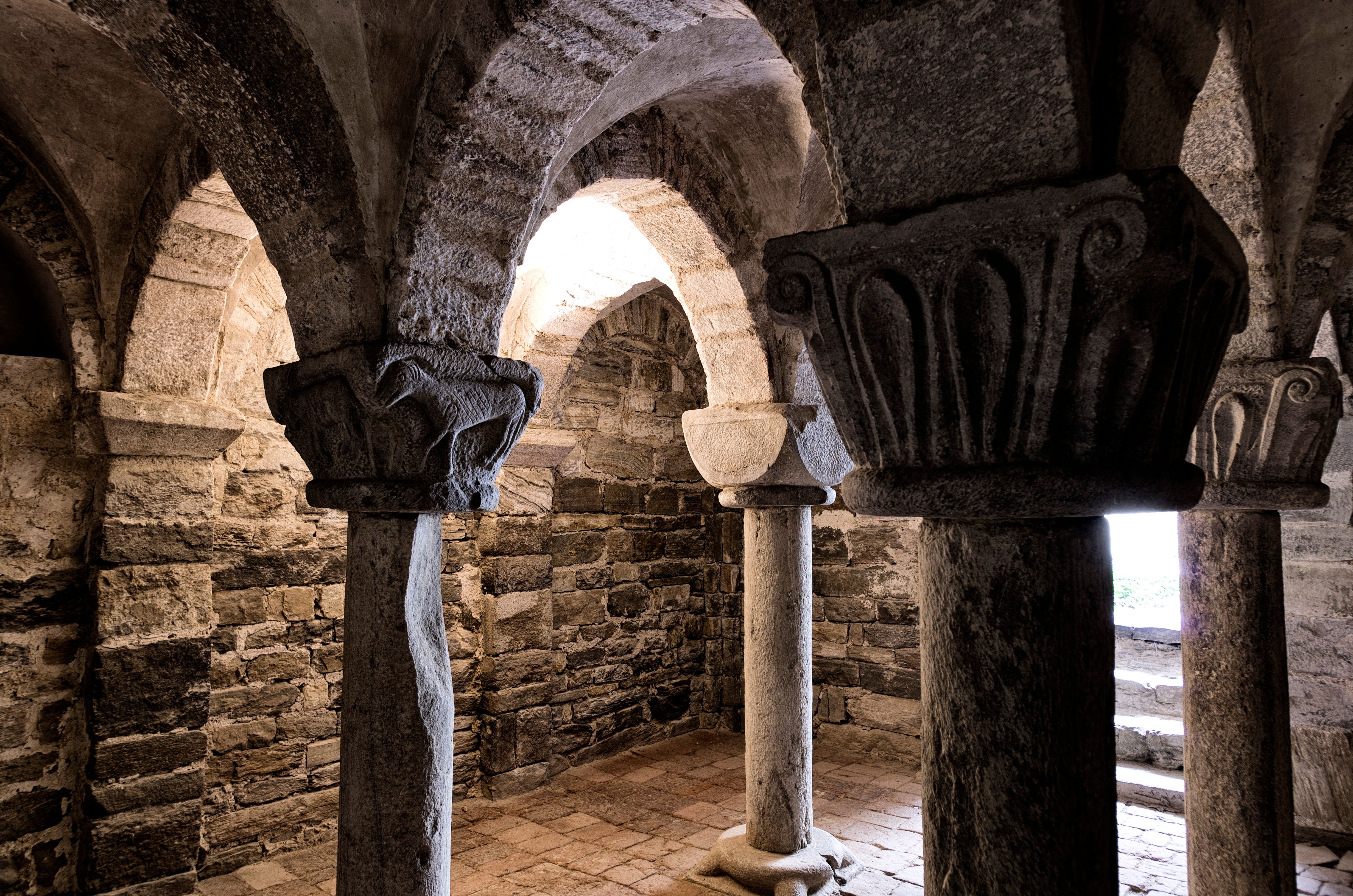 Staré kamenné sloupy v kamenné klenbě