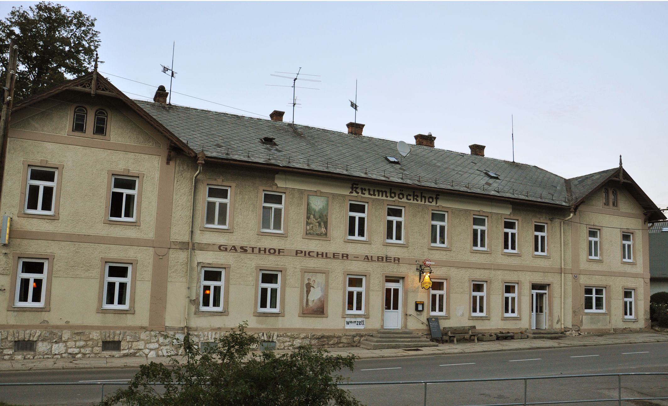 Historická budova s nápisem "Krumböckhof" a "Gasthof Pichler-Alber".