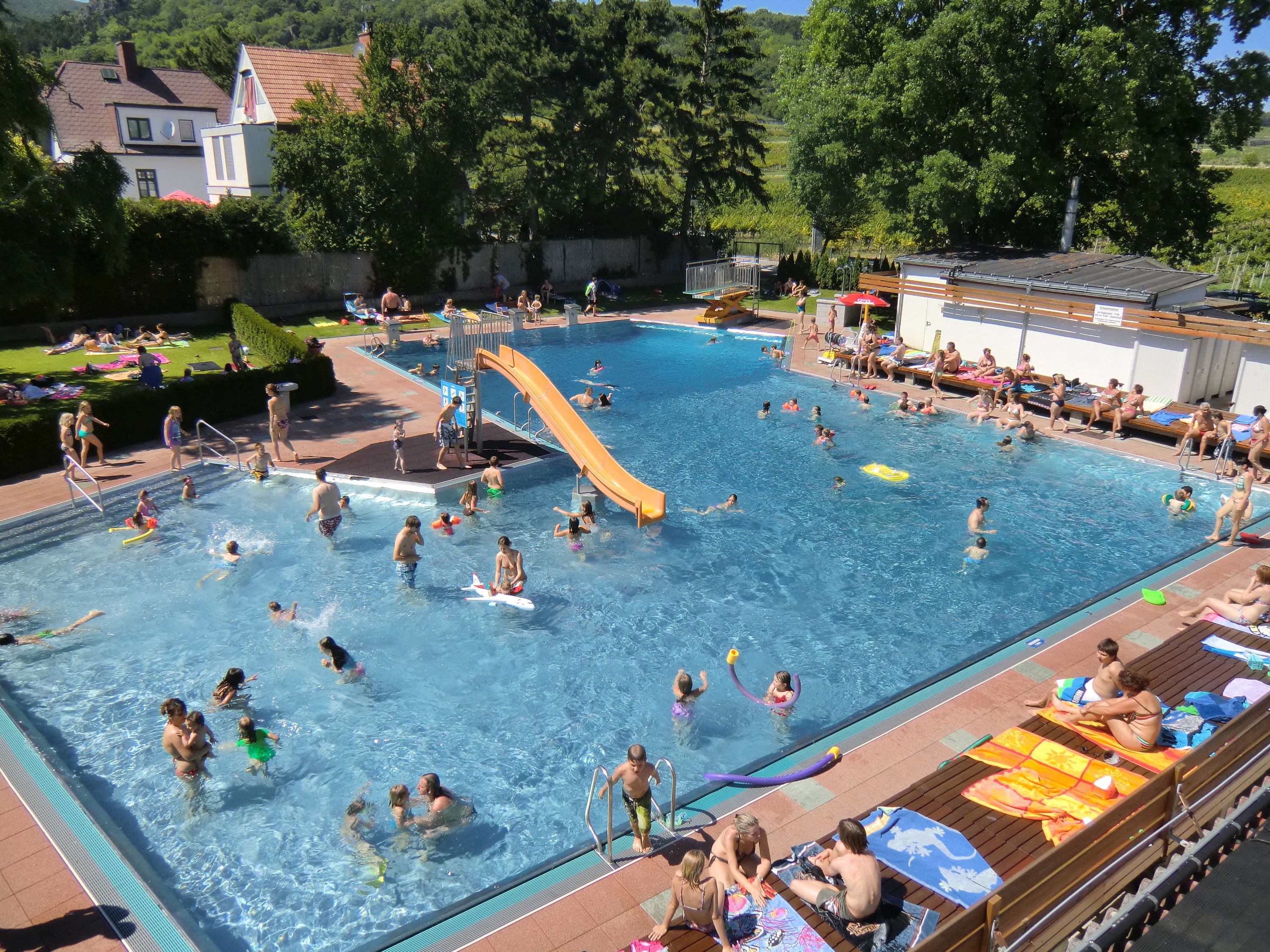 Venkovní bazén v tržním městě Gumpoldskirchen