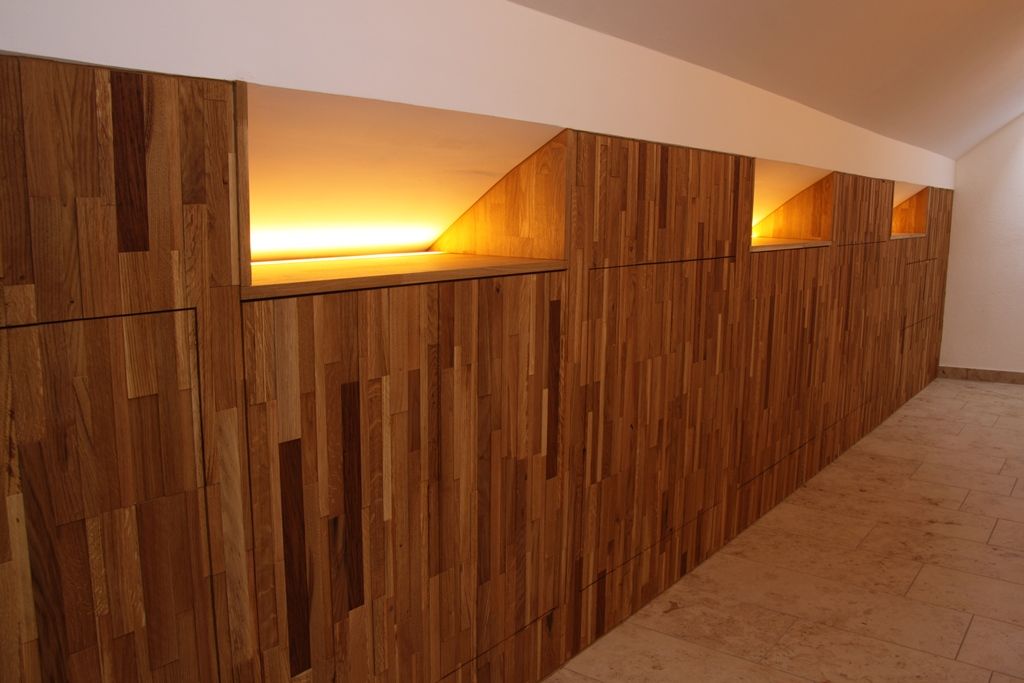Dřevem obložená stěna s nepřímým osvětlením v předsíni.